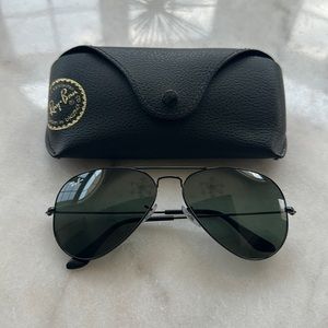 Black ray ban aviator